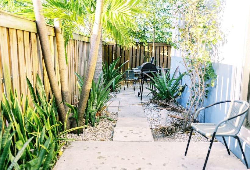 Отель Galleria Apartments By Lowkl