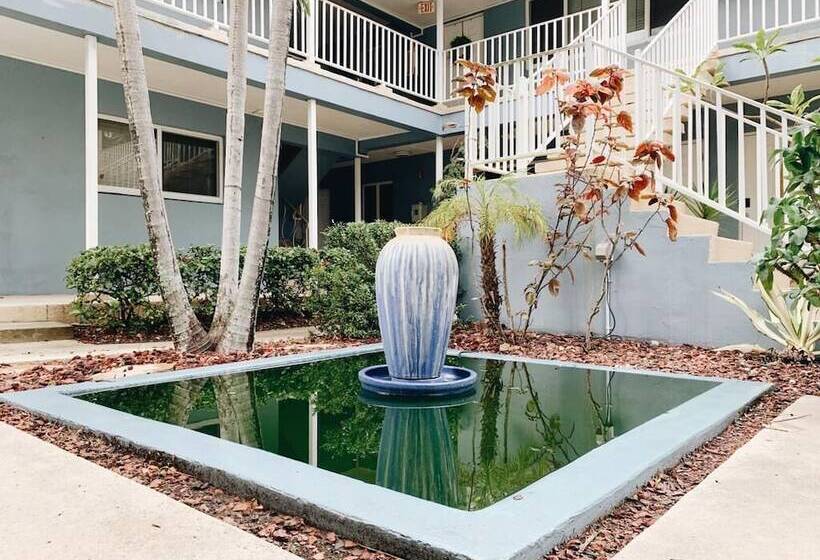 ホテル Galleria Apartments By Lowkl