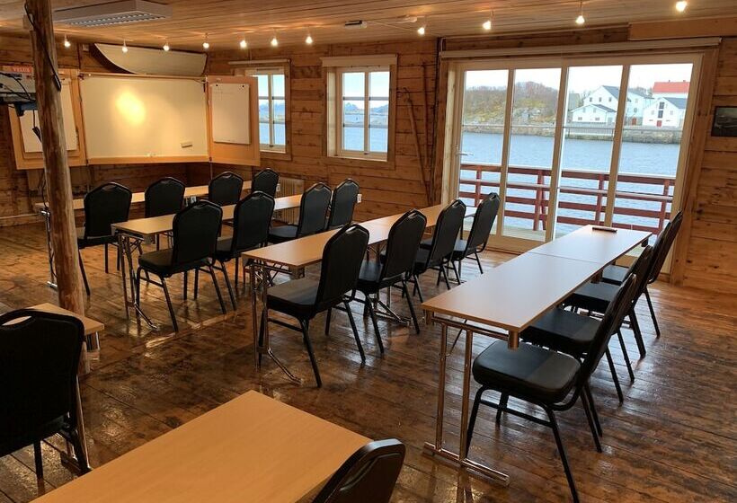 Отель Henningsvær Rorbuer