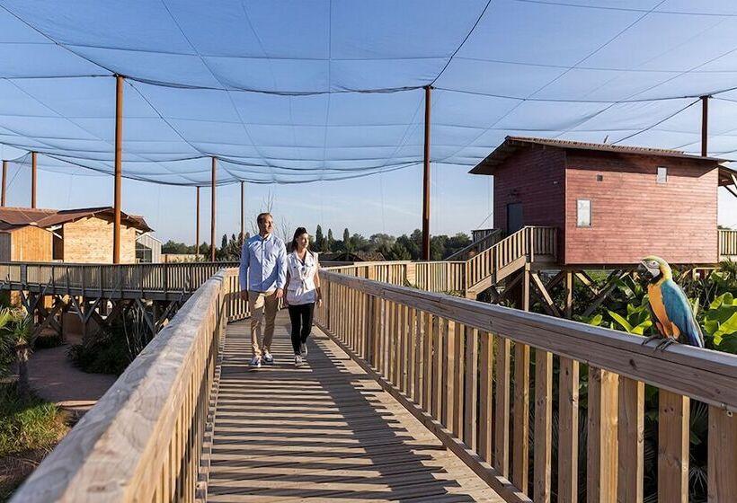 Отель Les Lodges Parrot World