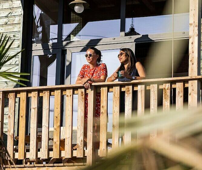 Отель Les Lodges Parrot World