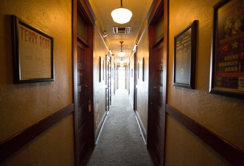 Отель Mcmenamins White Eagle