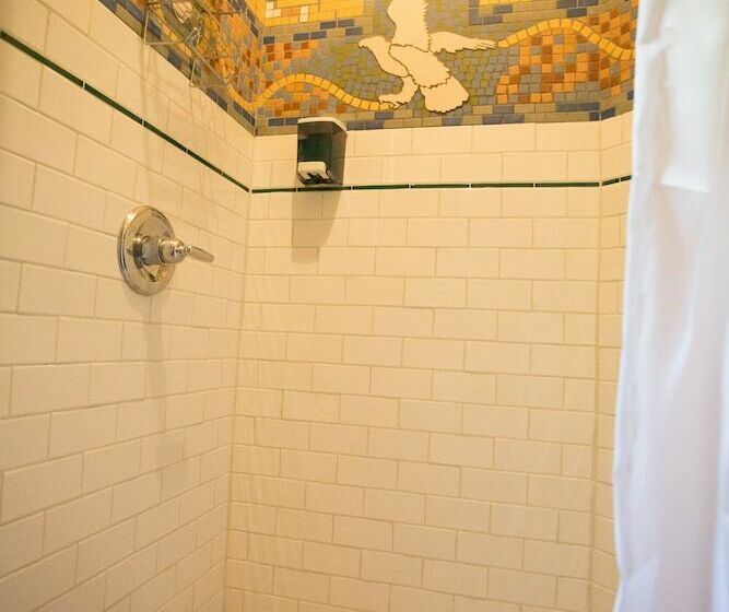 Отель Mcmenamins White Eagle