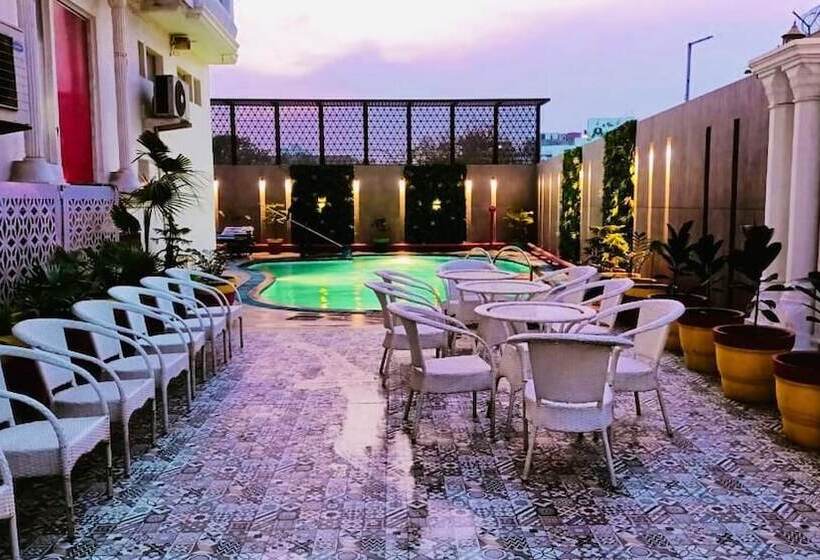 هتل Surasena Regal Vista Agra