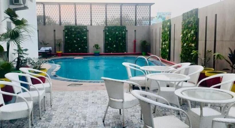 هتل Surasena Regal Vista Agra