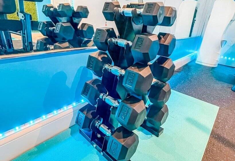 Отель The Clevelander