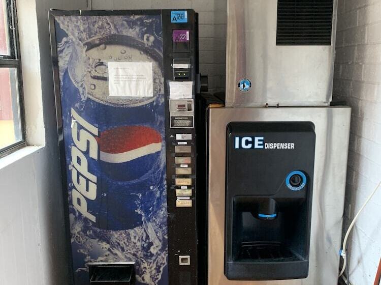 فندق على الطريق Executive Inn