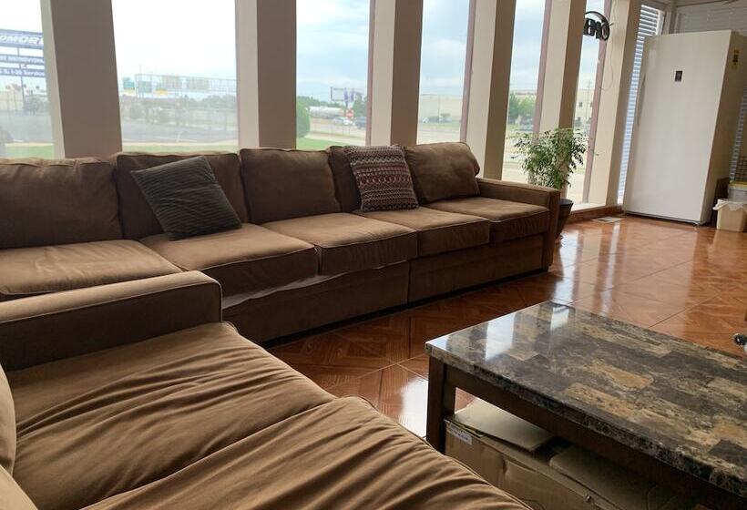 فندق على الطريق Executive Inn