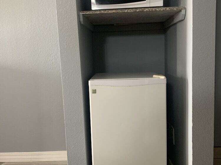 فندق على الطريق Executive Inn