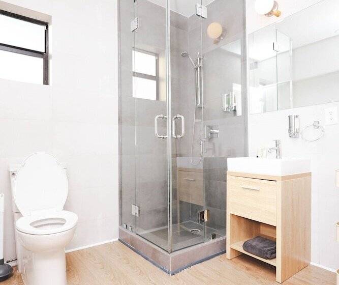 فندق على الطريق The Delmar