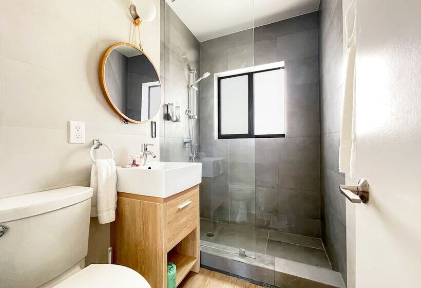 فندق على الطريق The Delmar