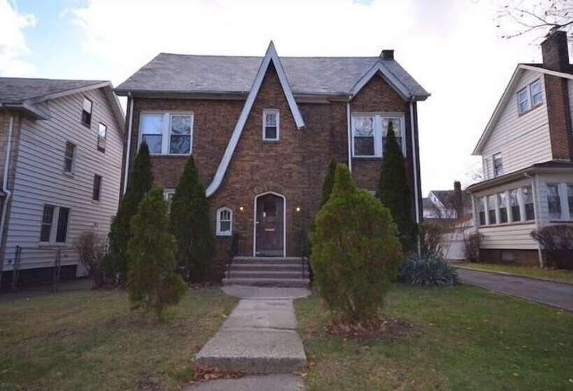 ペンション Newark Hansbury Multi Level House