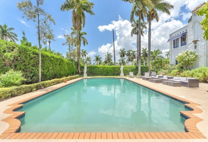 پانسیون Young Mansion