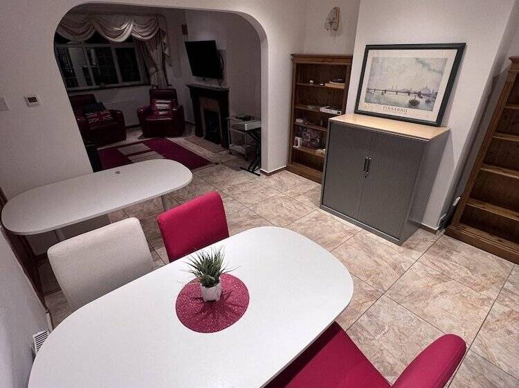 住所 5 Bed Gem In Barnet, Short Let Luxury Awaits