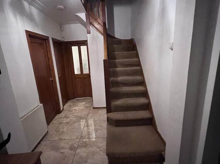 住所 5 Bed Gem In Barnet, Short Let Luxury Awaits