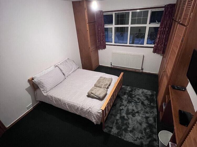 住所 5 Bed Gem In Barnet, Short Let Luxury Awaits