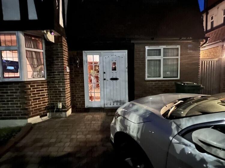 住所 5 Bed Gem In Barnet, Short Let Luxury Awaits