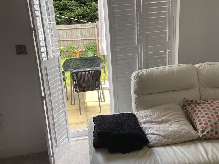 إقامة Captivating 2 Bed House In Wolverhampton