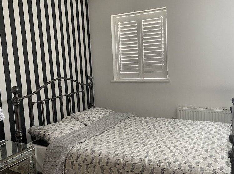 דירת נופש Captivating 2 Bed House In Wolverhampton