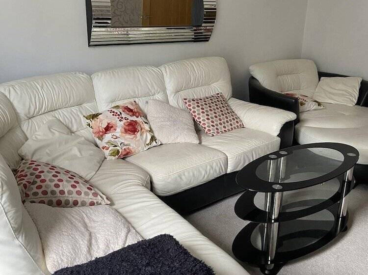 דירת נופש Captivating 2 Bed House In Wolverhampton