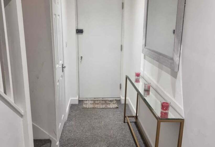 Резиденция Charming 4 Bed House In Enfield North London