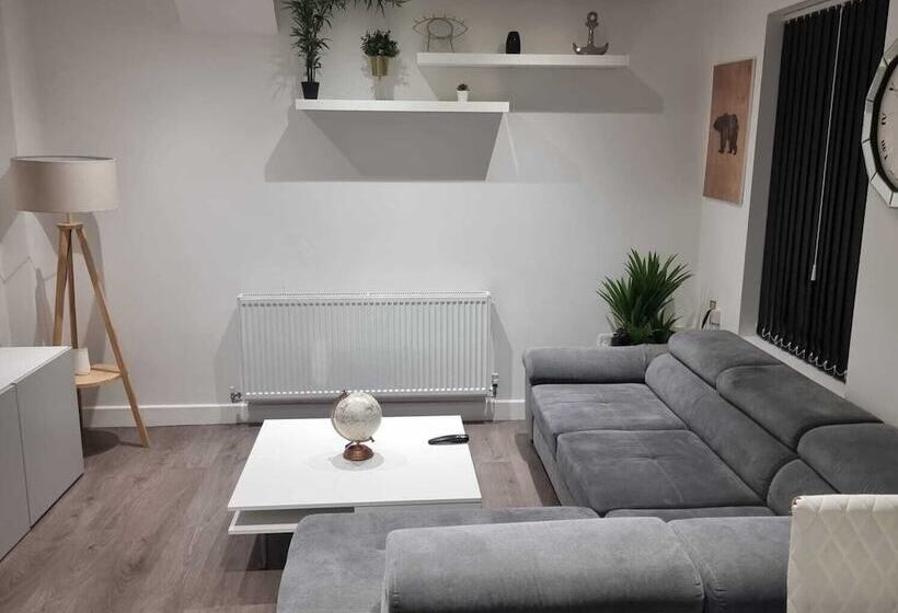 Резиденция Charming 4 Bed House In Enfield North London