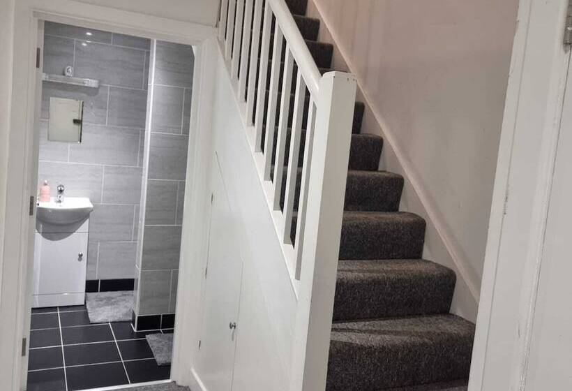 Резиденция Charming 4 Bed House In Enfield North London