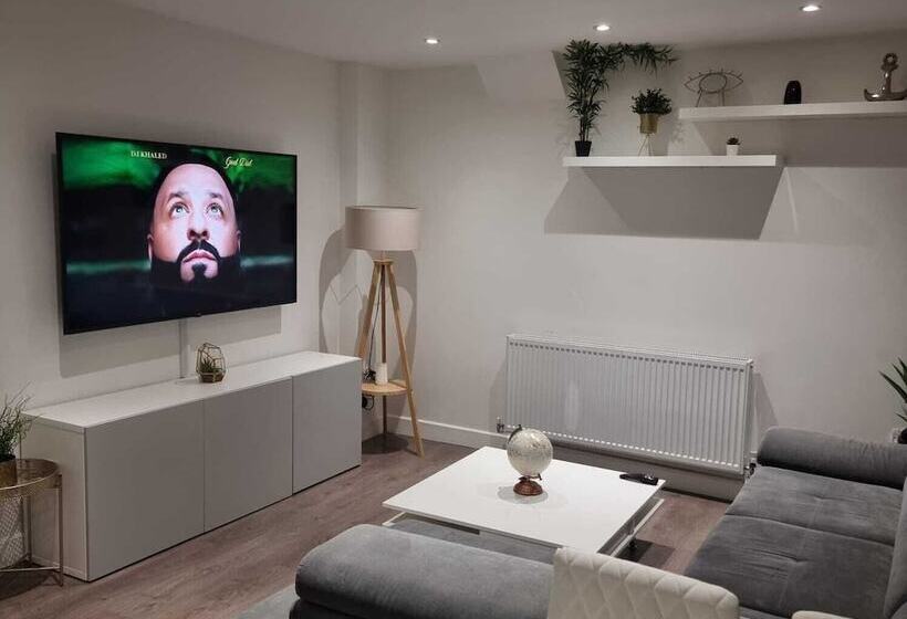Резиденция Charming 4 Bed House In Enfield North London