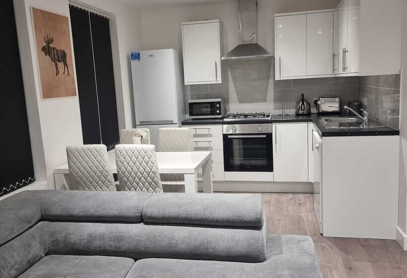 Резиденция Charming 4 Bed House In Enfield North London