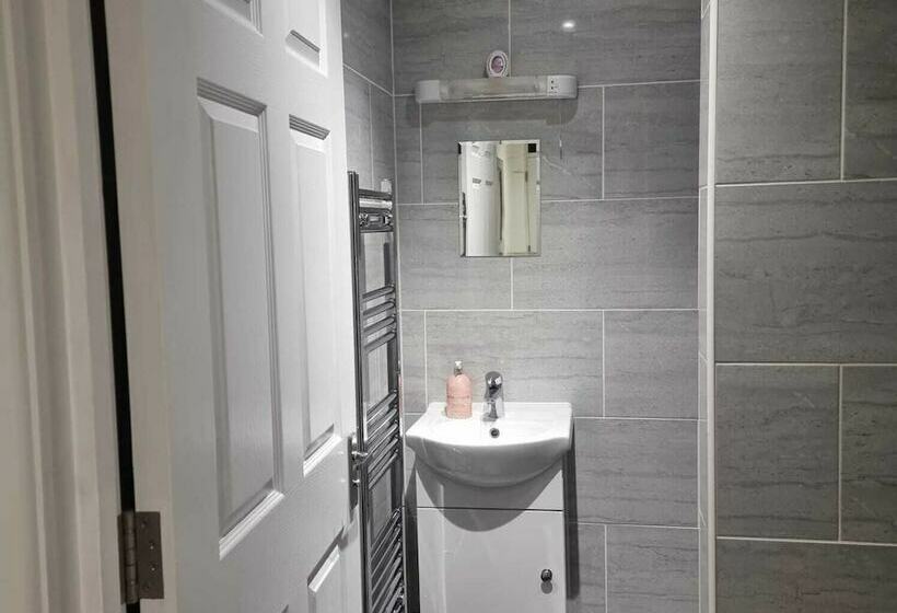 Резиденция Charming 4 Bed House In Enfield North London