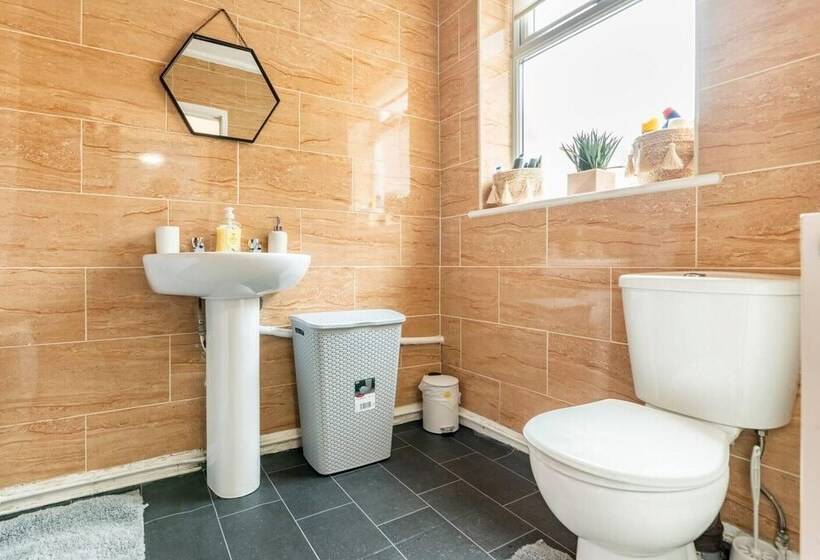 Резиденция Immaculate 4 Bed House Near Anfield And Goodison