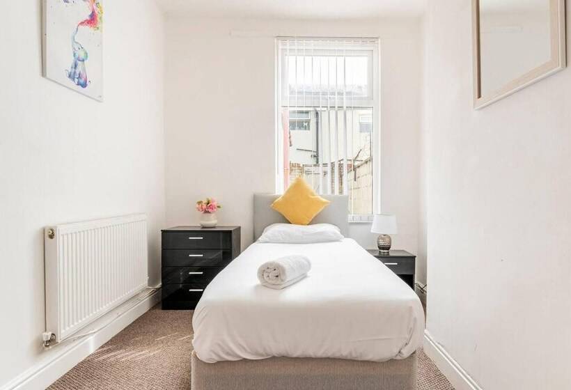 Резиденция Immaculate 4 Bed House Near Anfield And Goodison