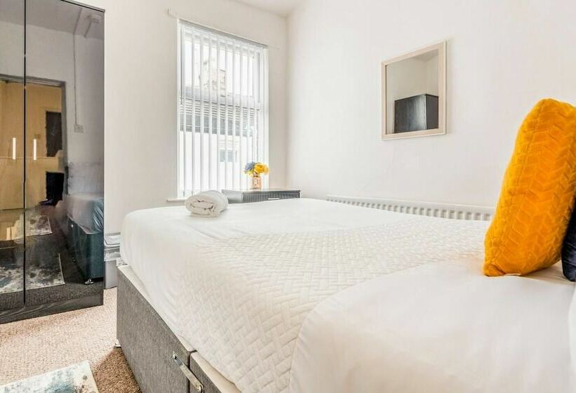 Резиденция Immaculate 4 Bed House Near Anfield And Goodison