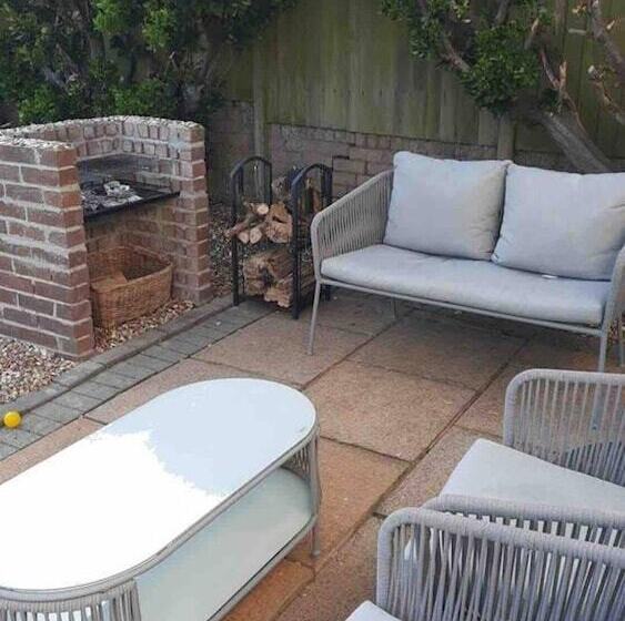 דירת נופש Pet Friendly, Unique 4 Bed Bungalow In Porthcawl