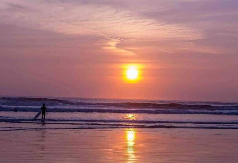 דירת נופש Pet Friendly, Unique 4 Bed Bungalow In Porthcawl