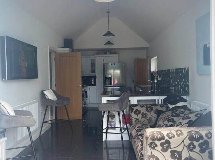 דירת נופש Pet Friendly, Unique 4 Bed Bungalow In Porthcawl