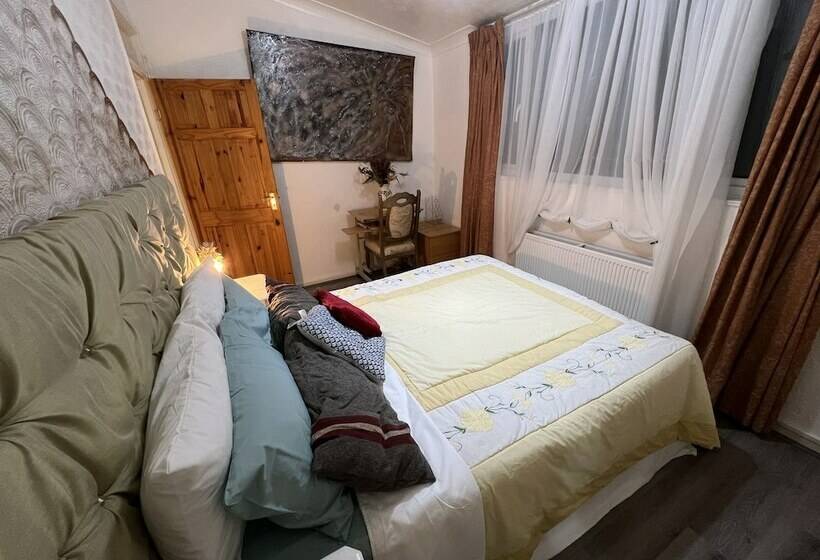 Резиденция Stunning 3 Bed House In Enfield, Can Sleep 10