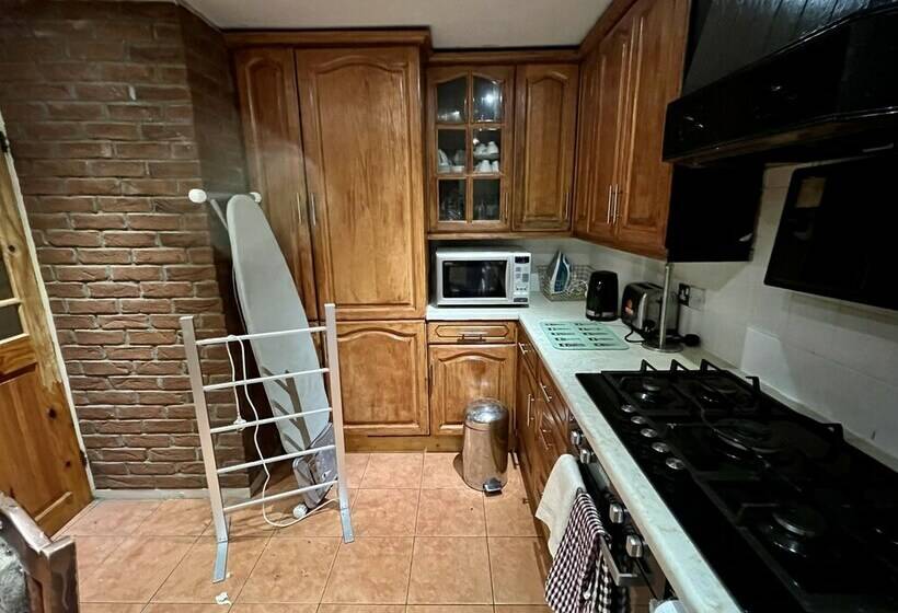 Резиденция Stunning 3 Bed House In Enfield, Can Sleep 10