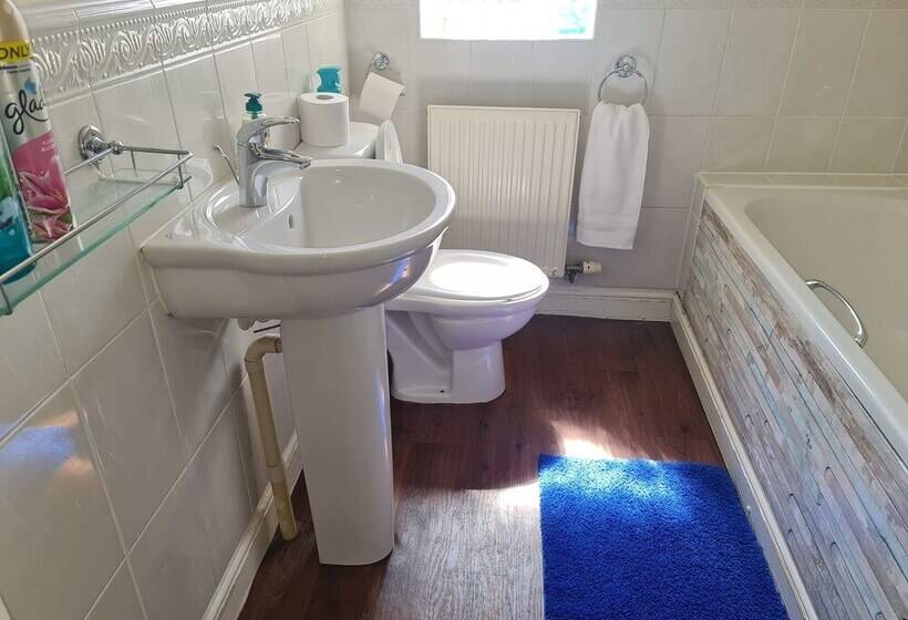 إقامة Stunning 4 Bed House In Walsall