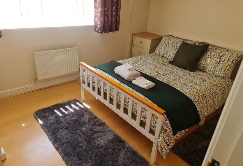 إقامة Stunning 4 Bed House In Walsall