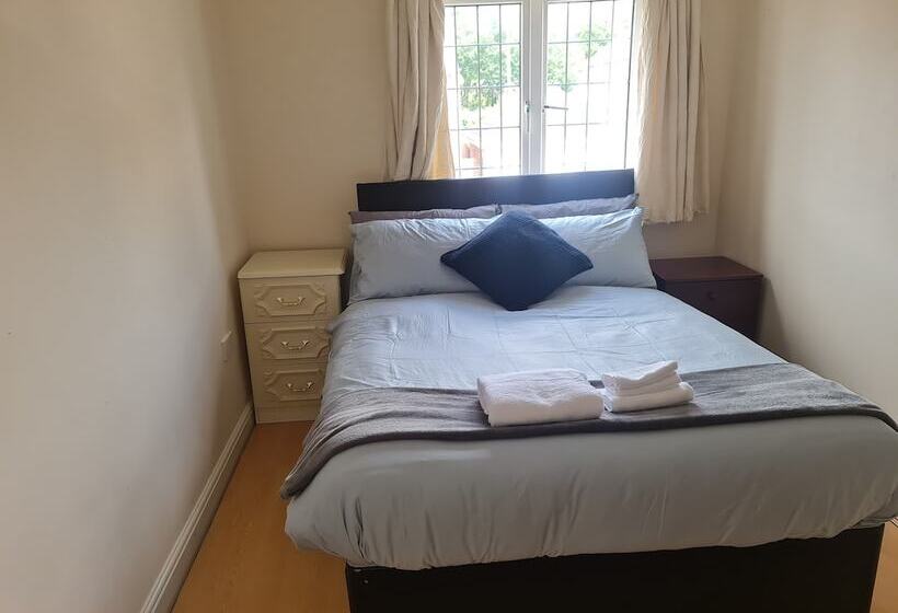 إقامة Stunning 4 Bed House In Walsall