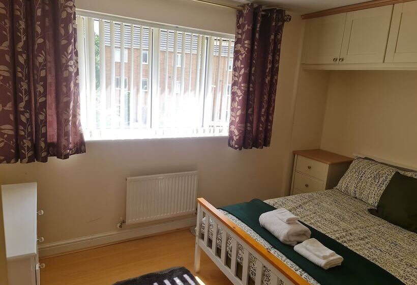 إقامة Stunning 4 Bed House In Walsall