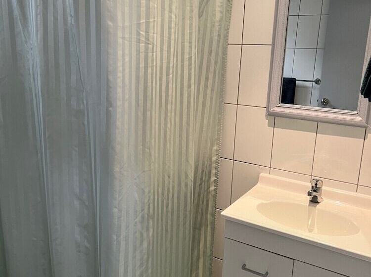 استراحتگاه Broken Hill Outback View Holiday Park