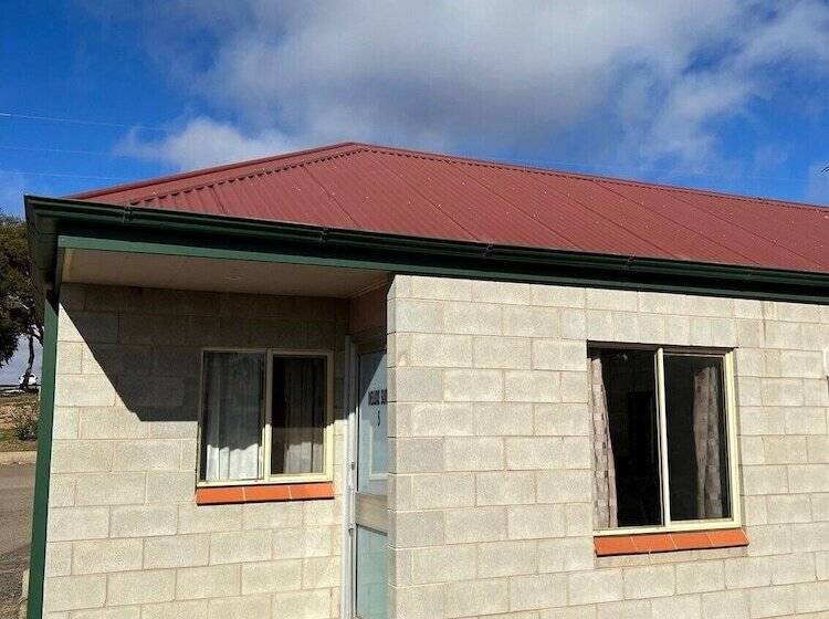 استراحتگاه Broken Hill Outback View Holiday Park