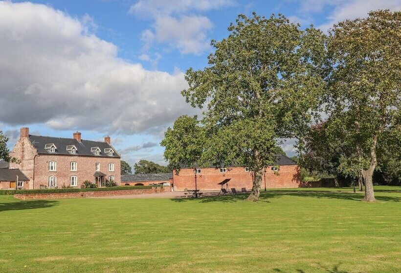 Rhandregynwen Hall