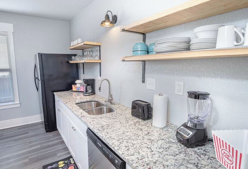 Wonderful 3 Br 2 Ba Near Downtown