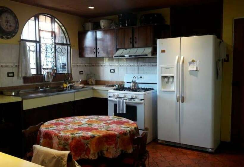 مبيت وإفطار Dobson Manor