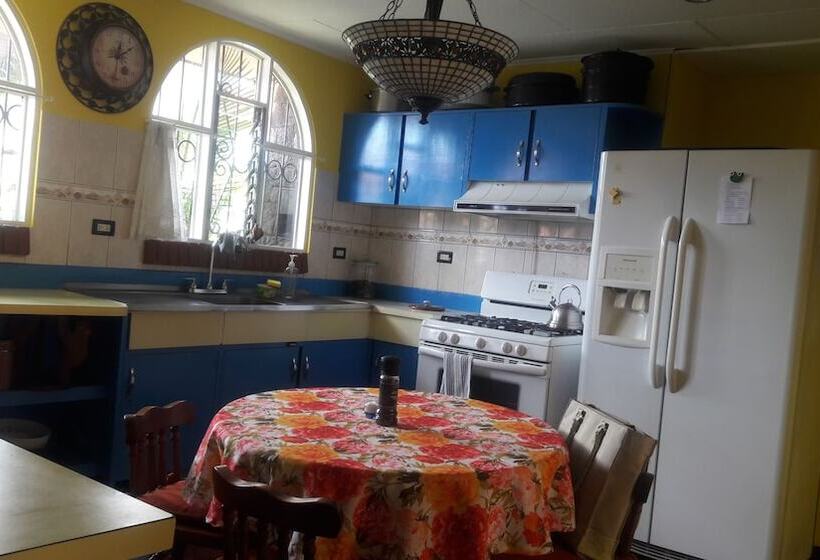 مبيت وإفطار Dobson Manor