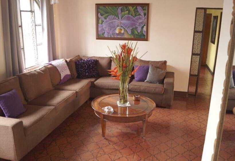 مبيت وإفطار Dobson Manor