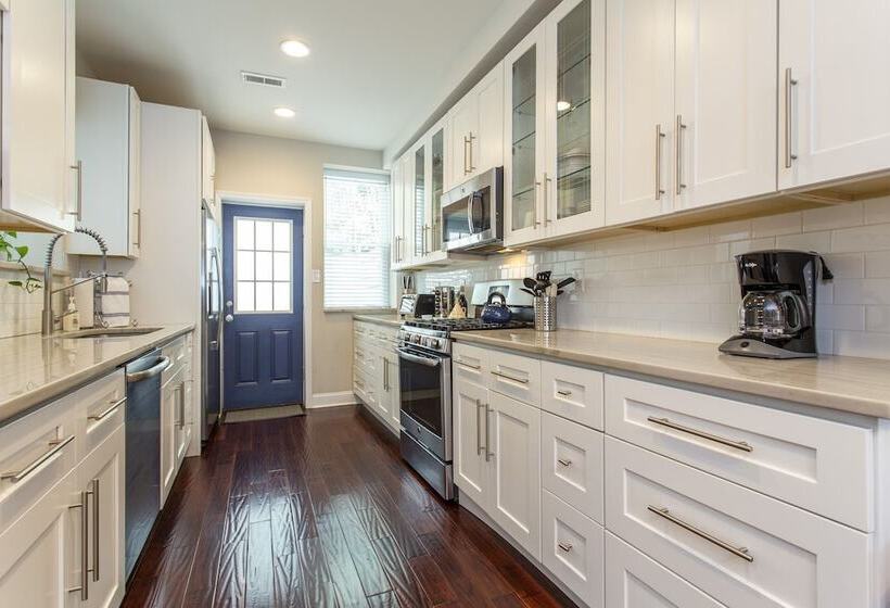 Home Away From Home Grad Hospital Gem With Patio